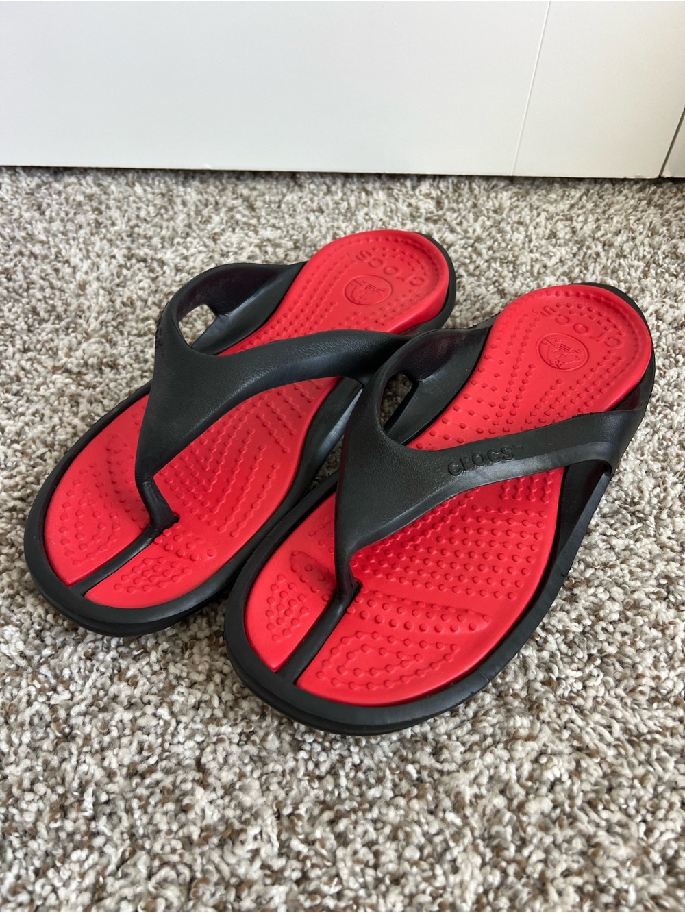 Crocs Swiftwater Red and Black Men’s Thong Flip Flop Iconic Comfort Sandal Sz 12